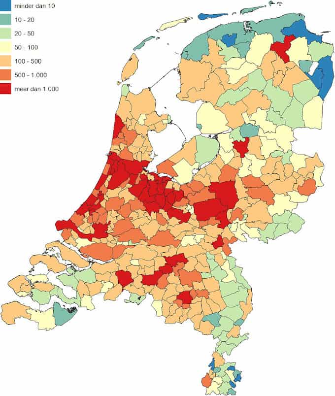 Kaart van Nederland met aantal miljoenenwoningen per gemeente. In Groningen en Friesland is veel blauw en groen te zien, wat betekent dat er minder dan 50 miljoenenwoningen in de gemeenten staan. In Drenthe, Limburg, Zeeland en het oosten van Gelderland is veel groen te zien, wat betekent dat er tussen de 10 en 50 miljoenenwoningen per gemeente staan, en vooral in de Randstad en langs de kust, maar ook in het hart van Gelderland en delen van Brabant is veel rood te zien, daar staan meer dan 1.000 miljoenenwoningen per gemeente. Opvallend is dat de gemeente Groningen als enige noordelijke gemeente rood kleurt.