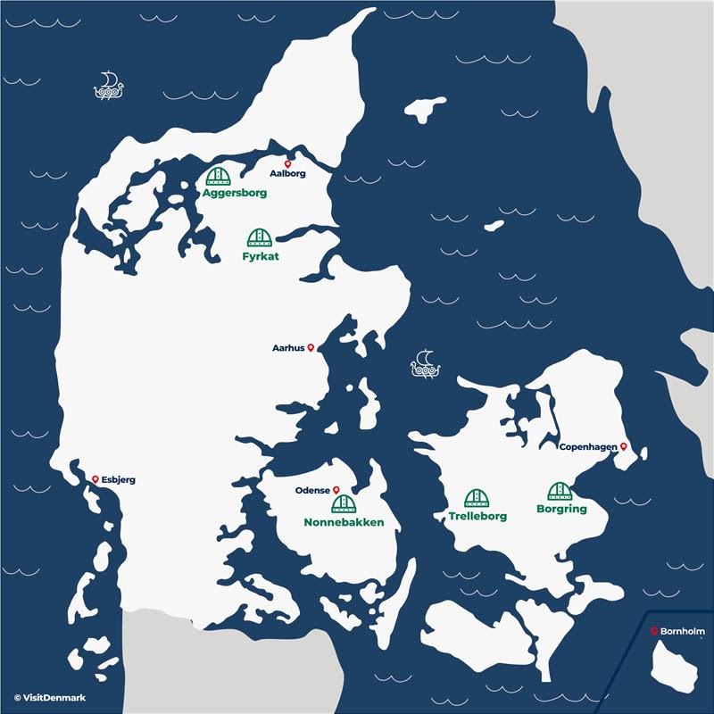 Gesimplificeerde kaart van Denemarken en omgeving waarbij de zee donkerblauw is gekleurd met wat witte golfjes erin en een vikingschip tussen het eiland Seeland en het Deense vasteland. De vijf ringforten zijn weergegeven met een vinkinghelm. Je ziet in het noorden van het vasteland de ringforten Aggersborg en Fyrkat, op het eiland Funen, dat ten zuidoosten van het vasteland ligt, net onder Odense het ringfort Nonnebakken. Op het grote eiland Seeland, ten oosten van Funen, waar ook de hoofdstad Kopenhagen op ligt, vind je dan Trelleborg en Borgring.